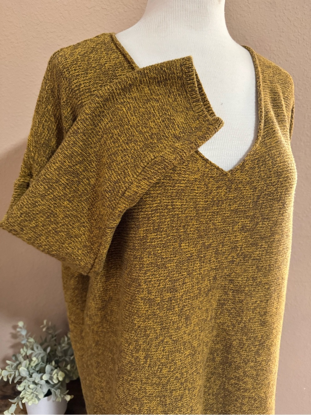 Old Navy Women's V-Neck Sweater in Mustard Heather